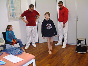 Dr. Andreas Heine bei der Arbeit mit Kindern